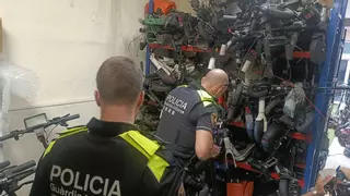 Siguen a unos ladrones reincidentes en el Eixample y encuentran un local que compraba patinetes eléctricos robados