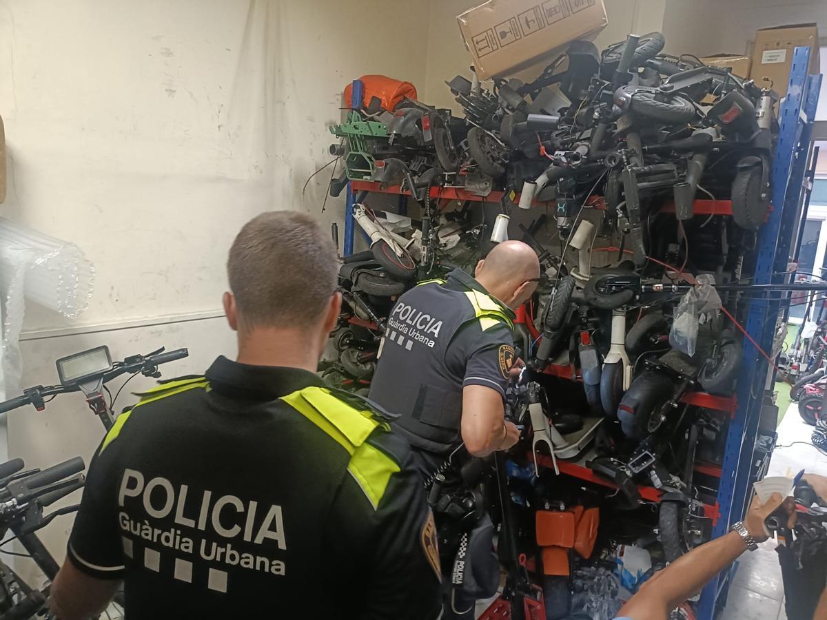 Imagen de los patinetes requisados