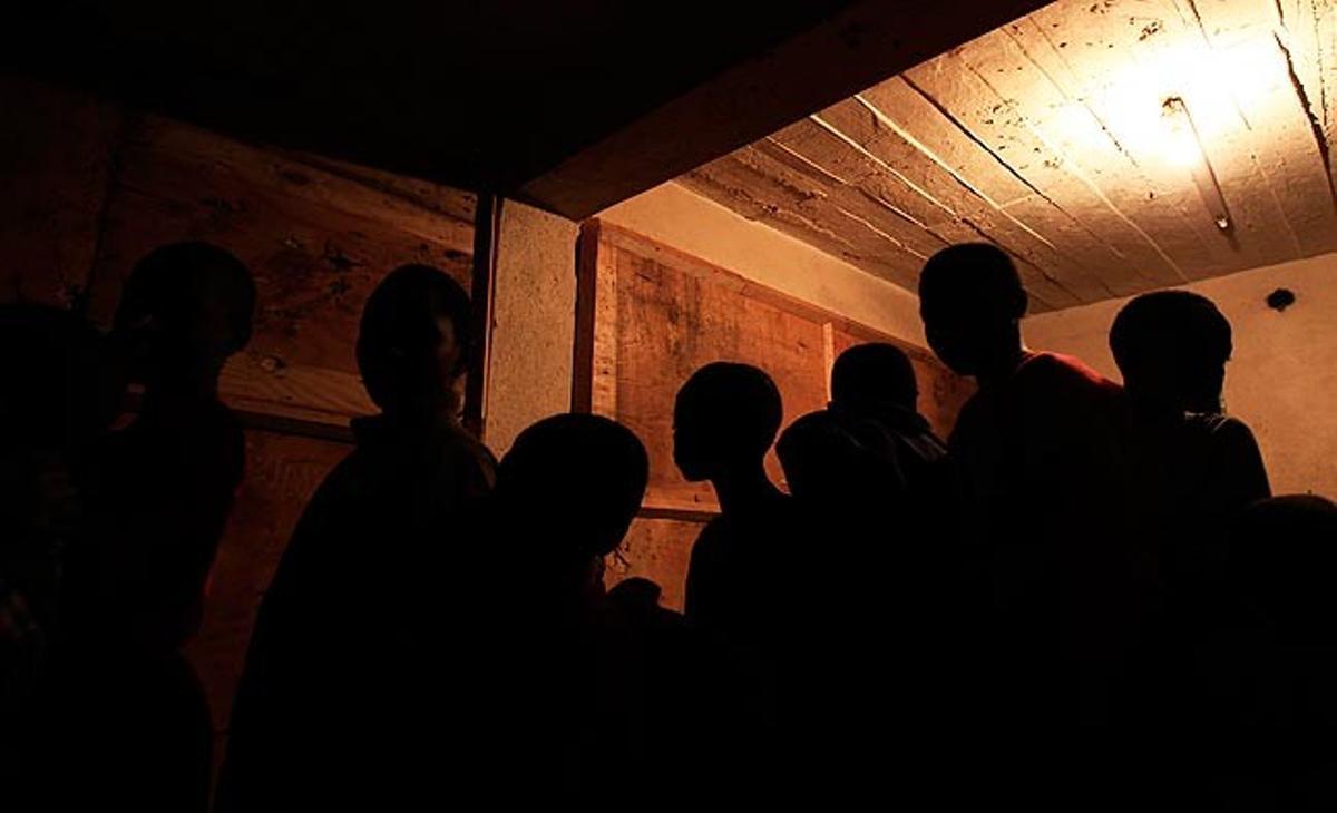 Un grup de nens abandonats, o orfes perquè els seus pares han mort de SIDA, fan cua per a una ració de menjar al centre caritatiu Good Samaritan Children’s Home and Rehabilitation situat a Nairobi, la capital de Kenya. S’estima que fins a 30 milions de persones han mort de SIDA des que es coneix la malaltia.