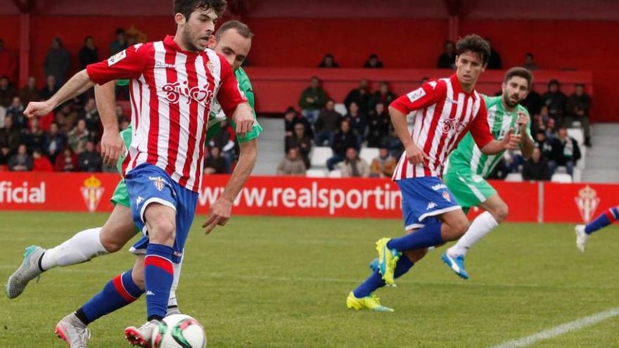 El rojiblanco Guille Donoso conduce el balón ante la mirada de su compañero Jaime Santos.