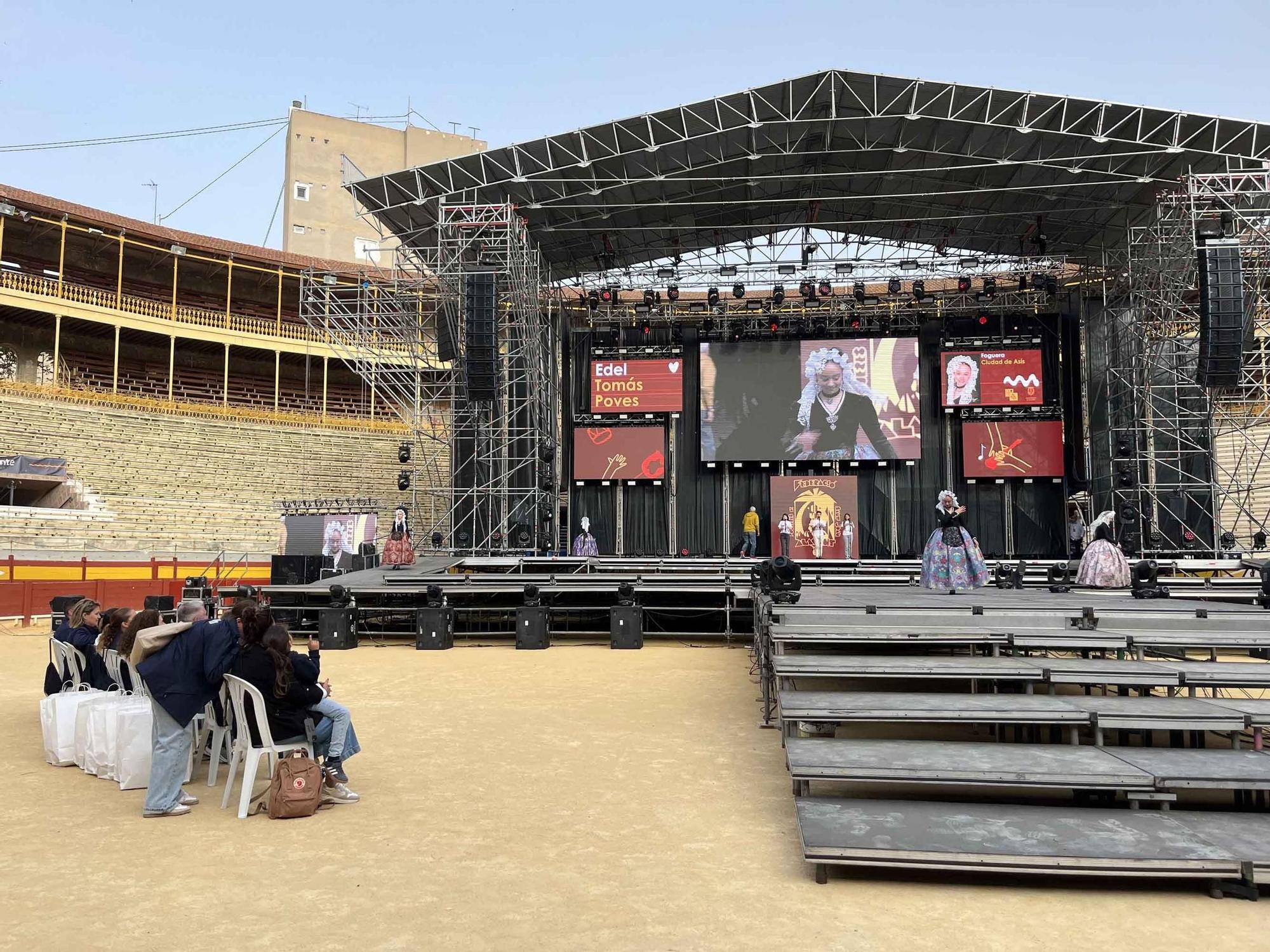 Las candidatas a Bellea del Foc 2025 ensayan con el traje de novia alicantina en la plaza de toros de Alicante