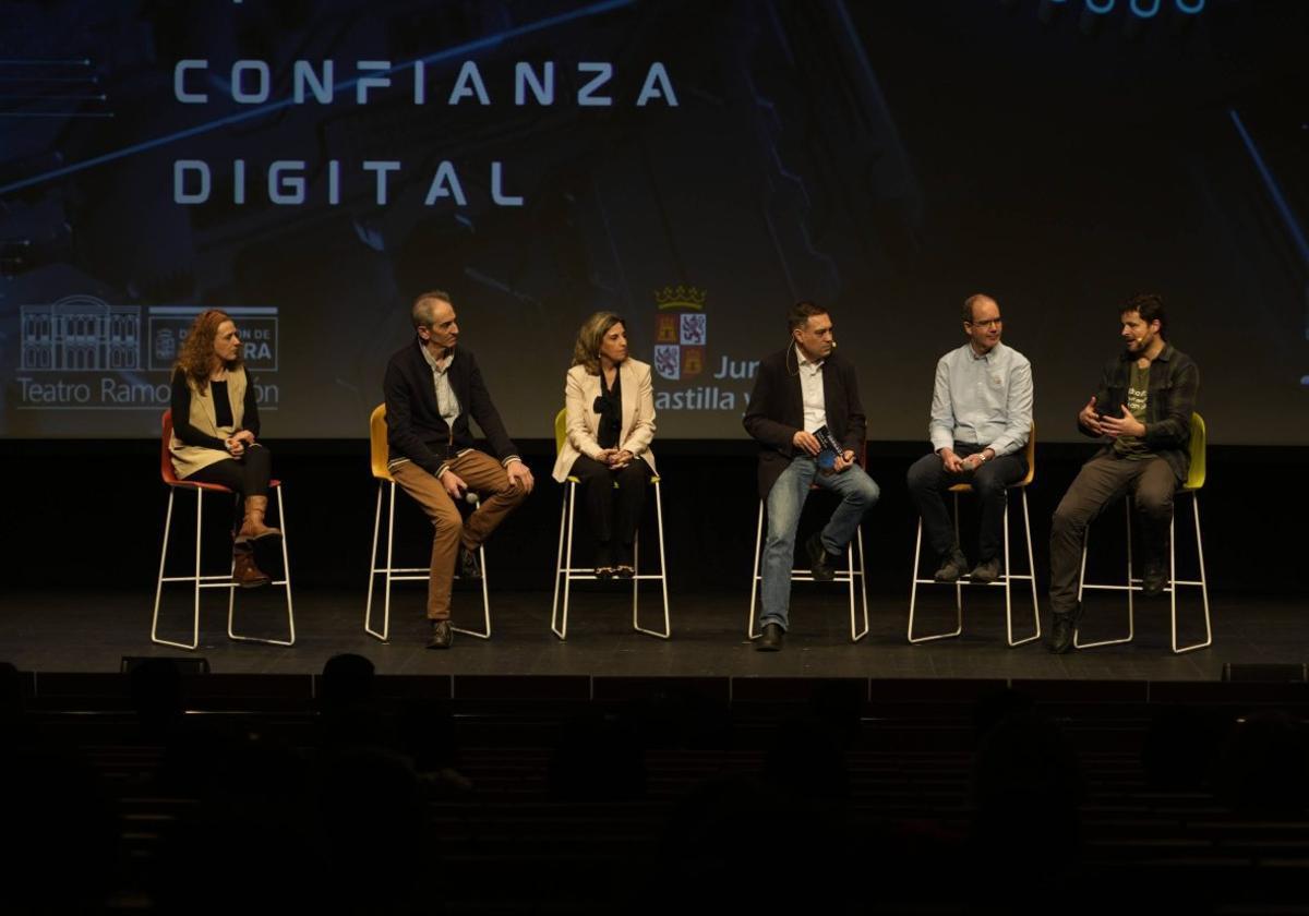 Un momento de la mesa redonda sobre «Seguridad y educación». | JOSE LUIS FERNÁNDEZ
