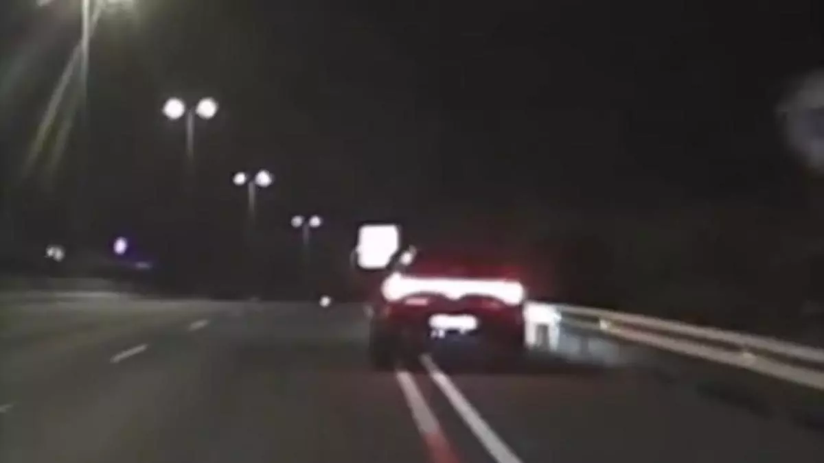 La imagen que corre por WhatsApp en Gran Canaria: un coche hace zigzag junto al aeropuerto