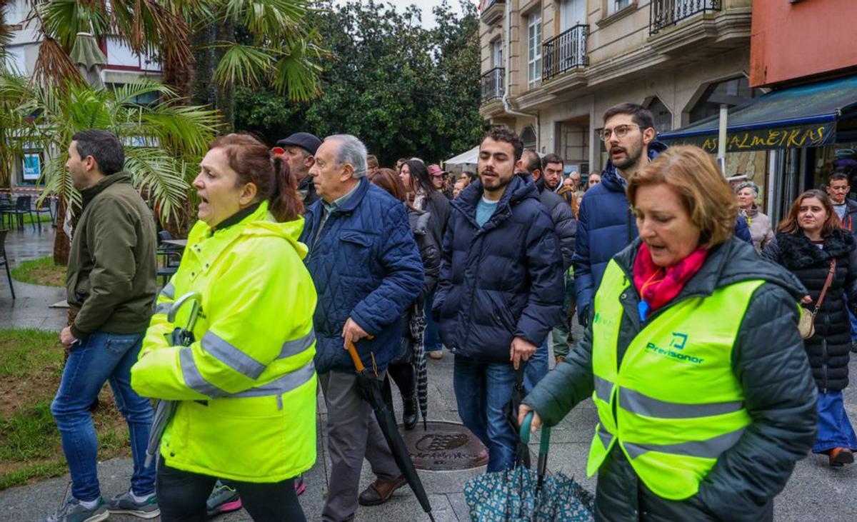 En la marcha participaron representantes
del PP de Vilagarcía. |  Iñaki Abella