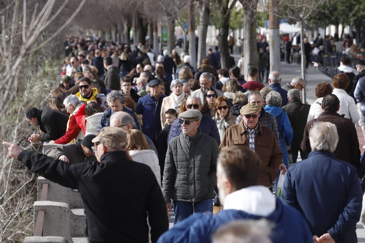 Los cordobeses disfrutan del sol al aire libre tras multitud de días de lluvia intensa