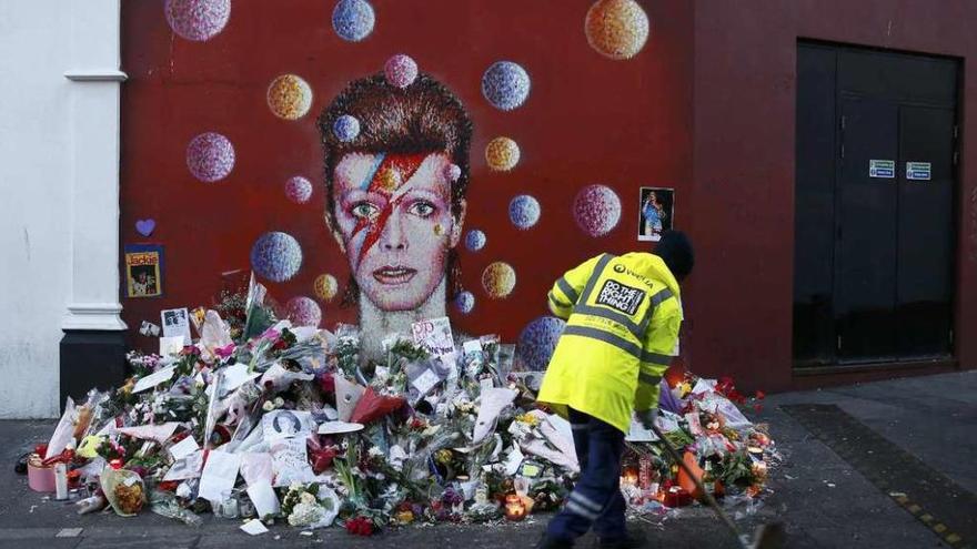 La icónica imagen de Bowie con numerosos ramos de flores. // Efe