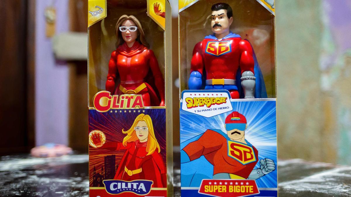 Los muñecos de 'Súperbigote' y 'Súper Cilita', inspirados en el presidente venezolano, Nicolás Maduro y su esposa, Cilia Flores.
