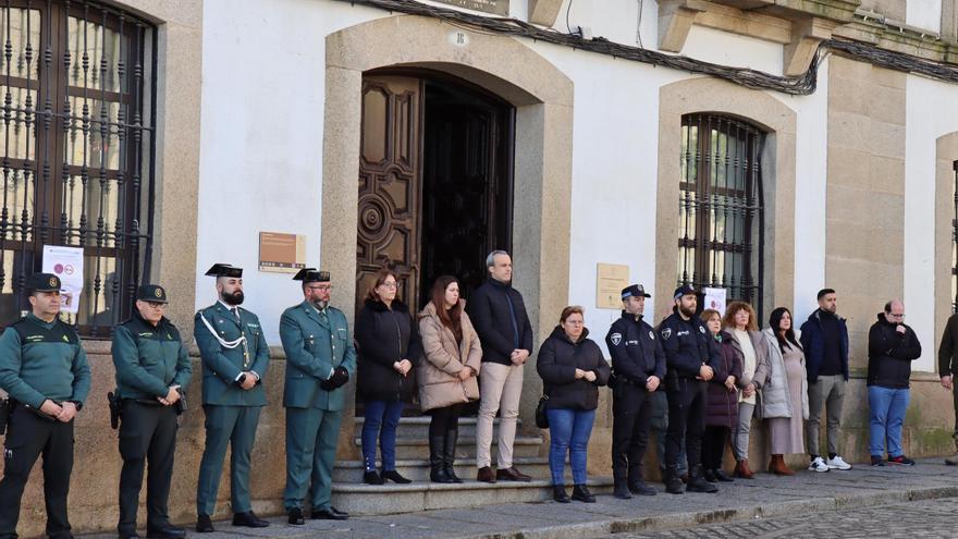 Minuto de silencio en Arroyo de la Luz por los guardias civiles muertos en Barbate