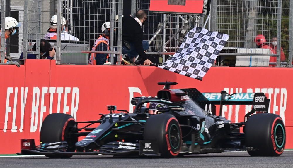 Hamilton se impone en Imola.