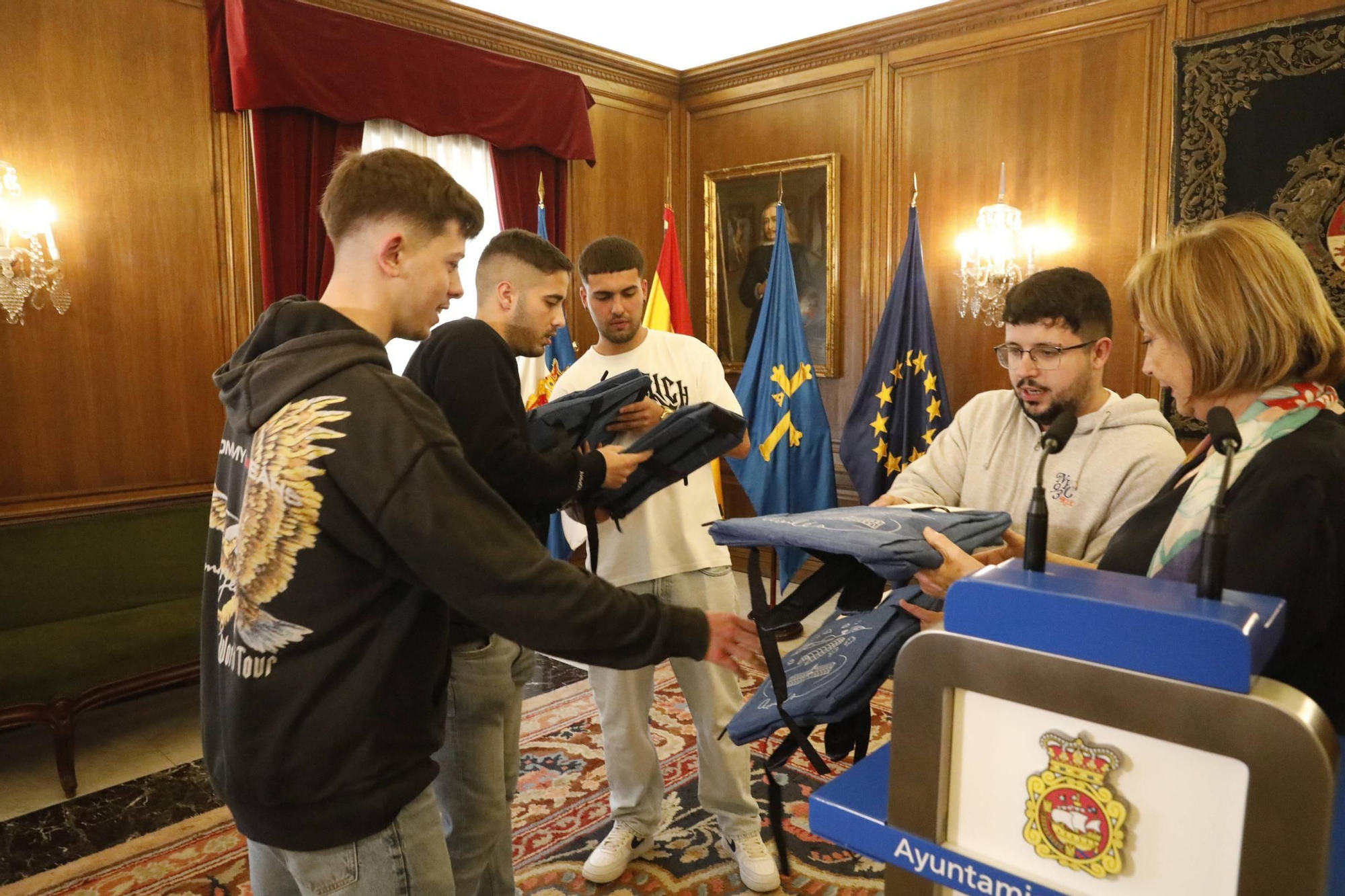 EN IMÁGENES: Así fue la recepción del Ayuntamiento de Avilés a los cuatro jóvenes héroes que alertaron a los vecinos de un edificio en llamas