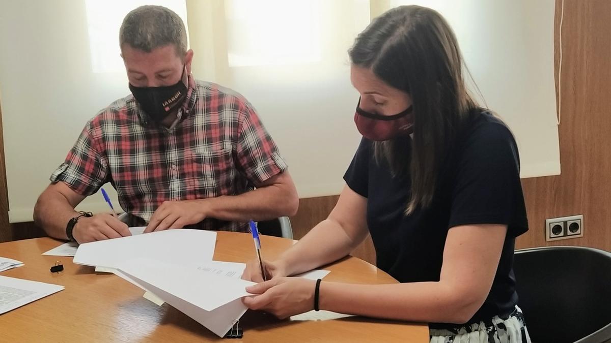 Firma del convenio entre Elisa Valía y el alcalde Emilio Morales.