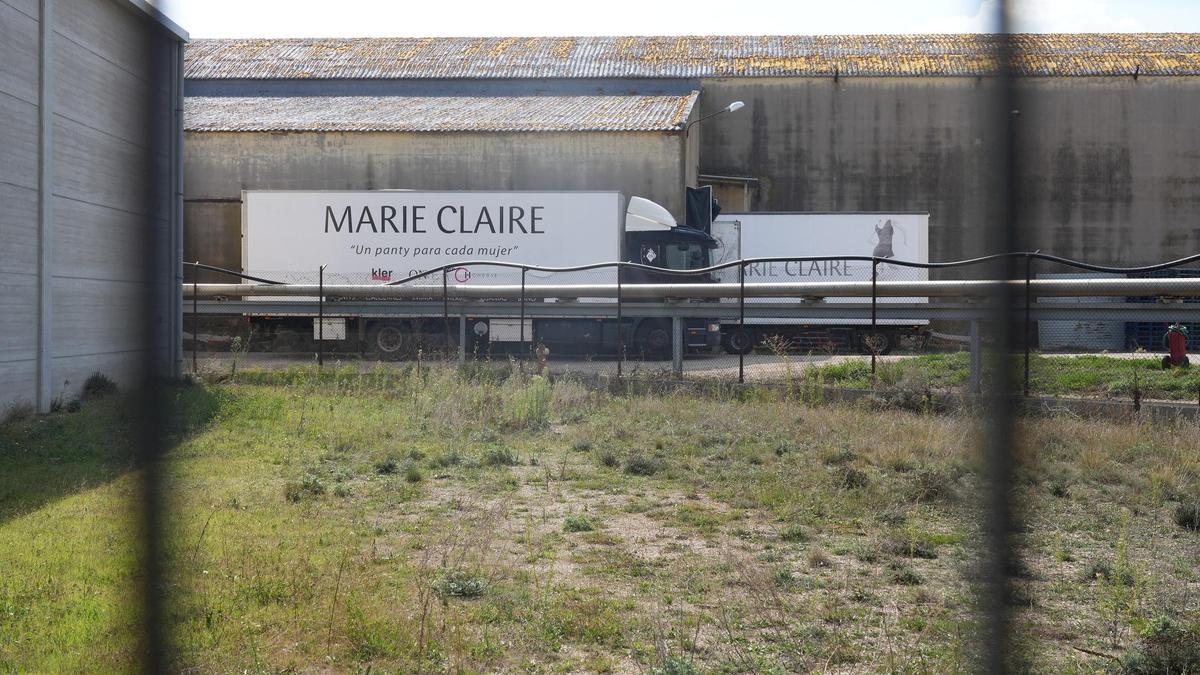 Imagen de uno de los patios de la fábrica Marie Claire de Vila-real y que está inactiva desde hace un año.