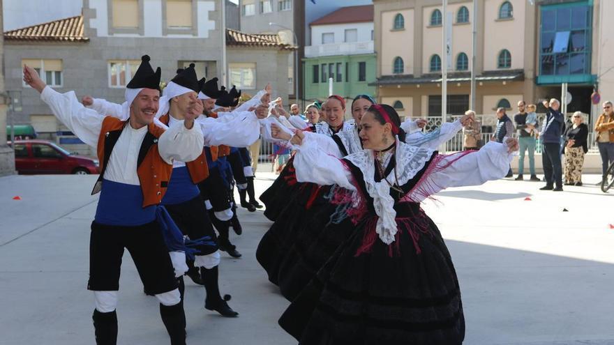 Vila de Cruces continúa sus Seráns Culturais al son de Xacarandaina