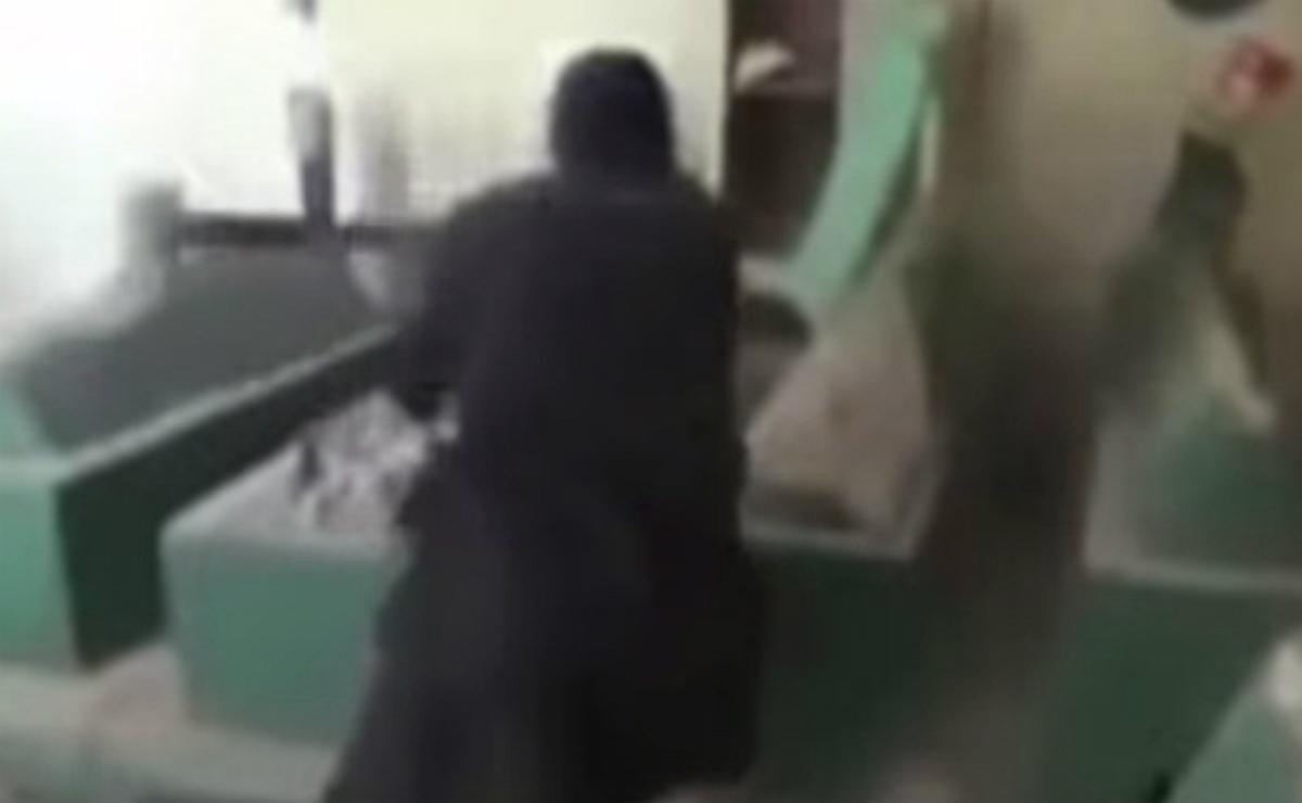 Un yihadista destroza a martillazos los sepulcros de la mezquita de Jonás, en Mosul.