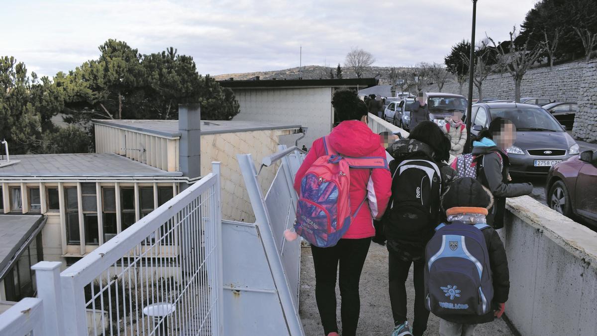 Foto de archivo de niños entrando al colegio de Morella bien abrigados por problemas con la calefacción.