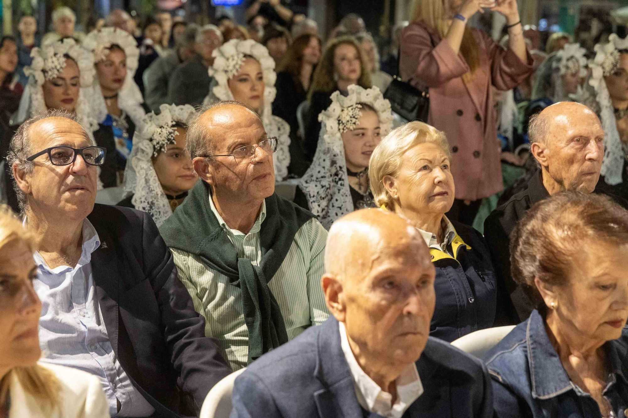 El homenaje al fundador de las Hogueras, José María Py, y el Festival de Bandas de Andrés Llorens iluminan una noche con olor a fiesta y pólvora