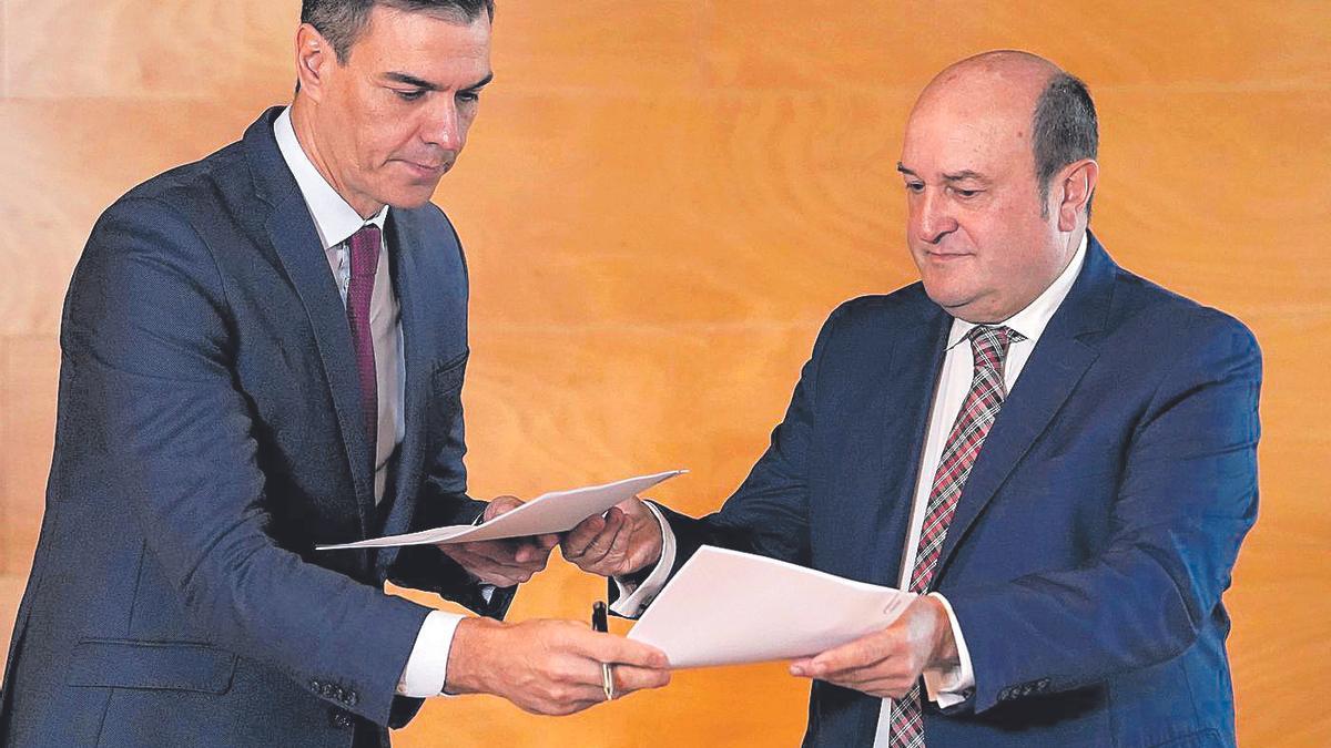 Pedro Sánchez y Andoni Ortúzar, presidente del PNV, durante la firma del acuerdo de investidura.