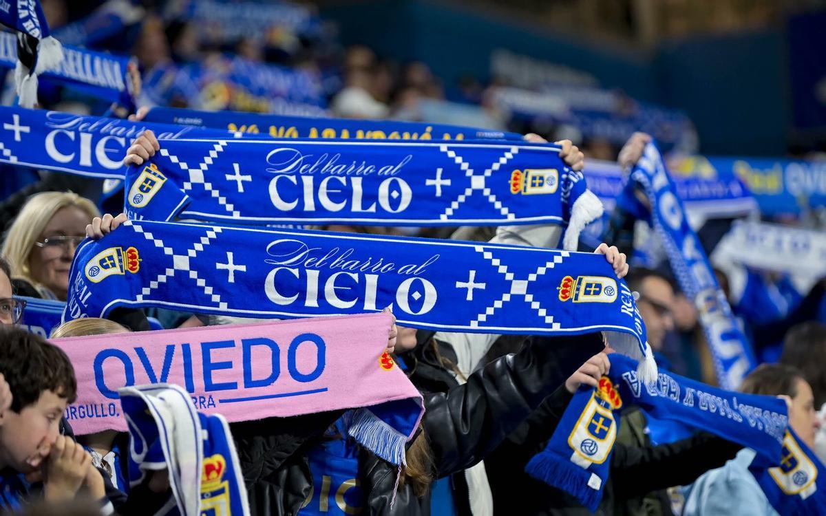 Aficionados del Oviedo, portando sus bufandas.