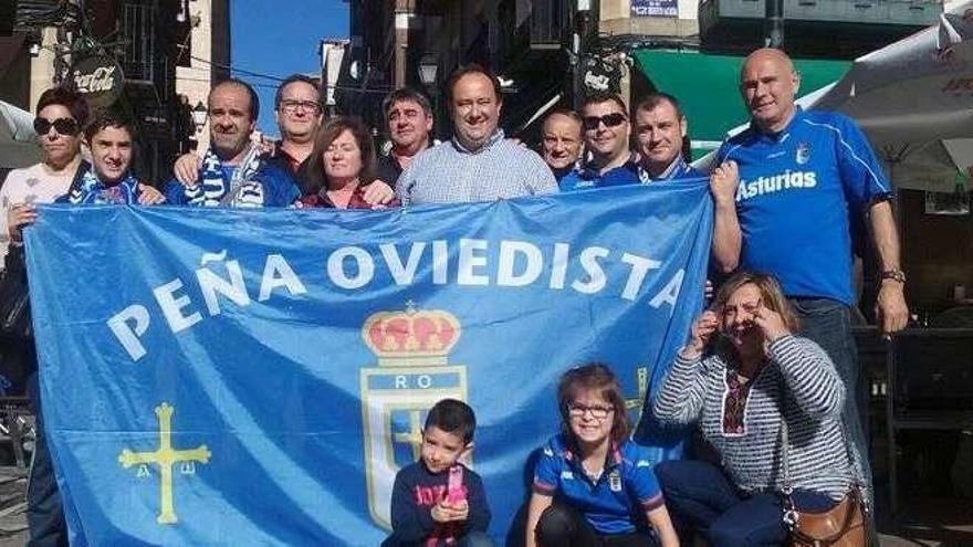 Miembros de la peña azul El Berrón con Jorge Menéndez Vallina, presidente del Oviedo, en el centro, en Soria.