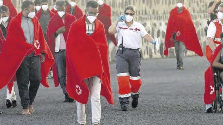 En esta imagen de archivo, Cruz Roja asiste a un grupo de migrantes en el antiguo Muelle Comercial de Arrecife.