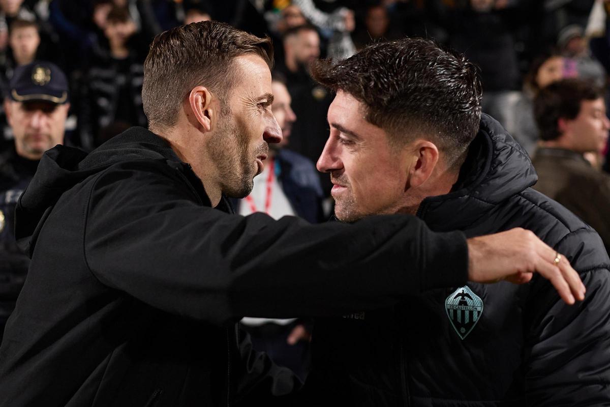 Luis García (izquierda) y Pablo  Hernández, técnico del Castellón, se abrazan durante el Castellón-UD en Castalia, a finales de noviembre.
