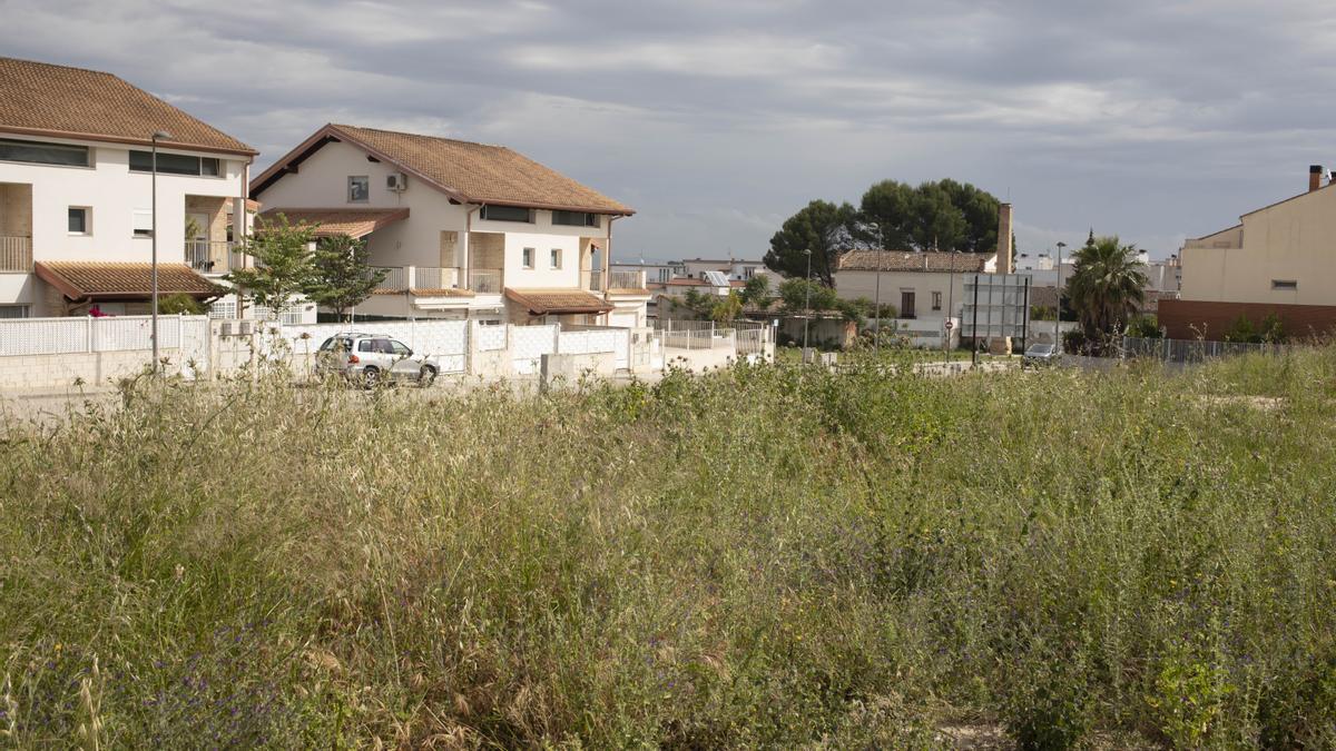 Solar en la urbanización La Torre, donde se construirá el centro de día de Alzheimer de Albaida.