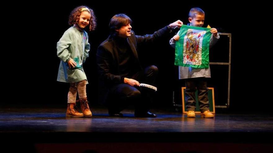 Por la izquierda, alumnos del colegio Versalles, en una sesión de magia en el centro cultural Los Canapés; Yaiza González, del colegio Marcos del Torniello, muestra una tortuga fabricada con material reciclado, y alumnos del Luisa de Marillac, sobre el escenario del auditorio de la Casa de Cultura, durante el festival de Navidad.