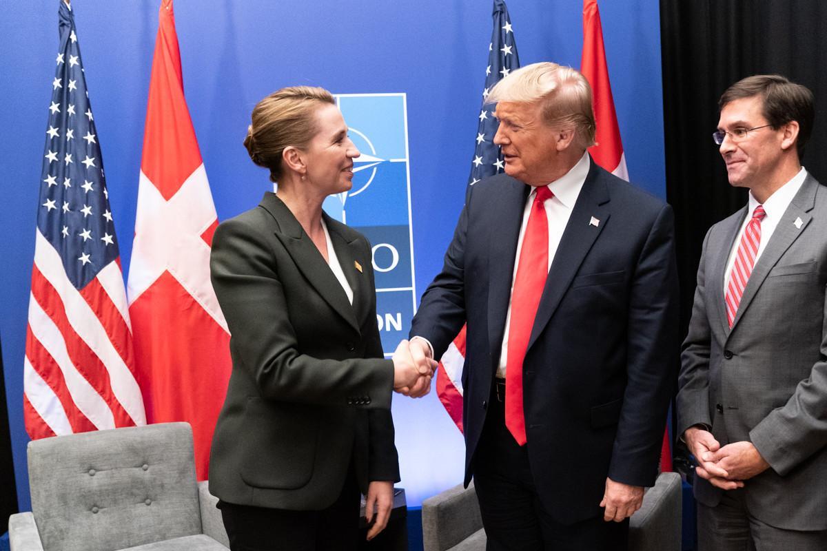 Imagen de archivo de la primera ministra de Dinamarca, Mette Frederiksen, junto al presidente electo de Estados Unidos, Donald Trump, durante una cumbre de la OTAN durante la primera etapa del magnate en la Casa Blanca.