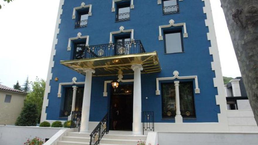 El blau corporatiu Font Vella domina l&#039;edifici centenari Vil·la Josefina, que havia servit de balneari per estiuejants de Barcelona.