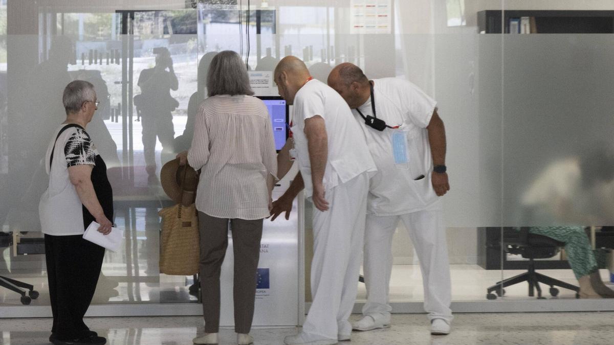 Sanitarios durante la apertura del nuevo hospital de Ontinyent.