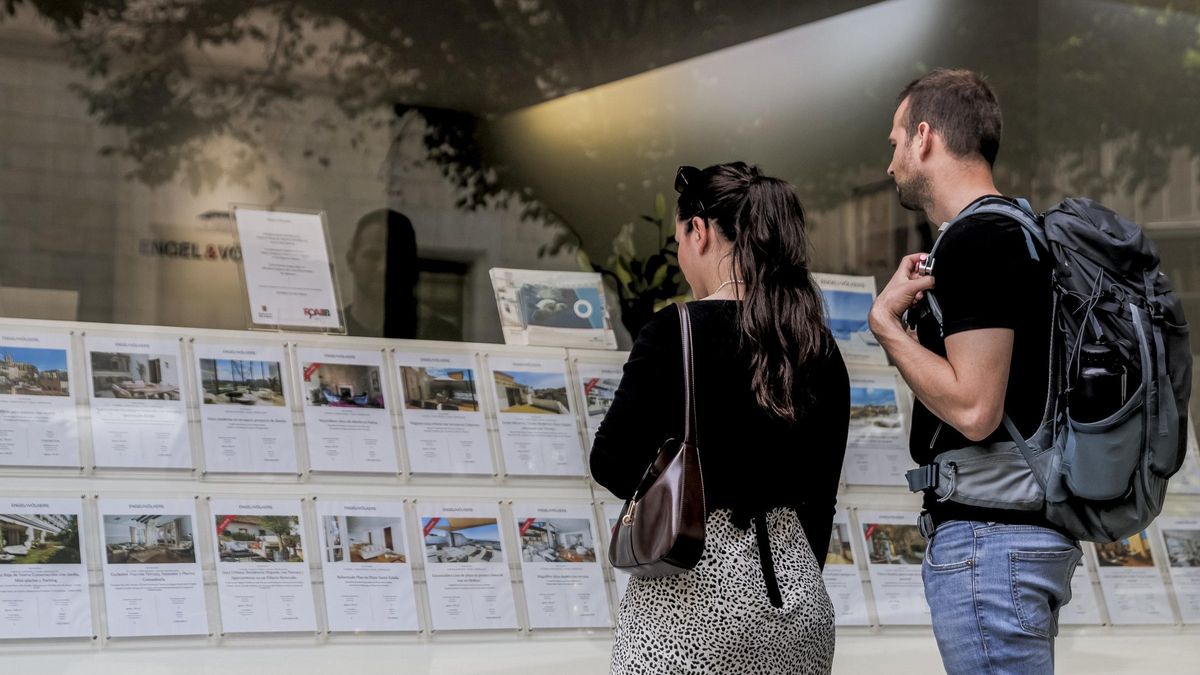 Alles viel zu teuer: Junge Menschen vor einem Immobilienbüro in der Altstadt von Palma.