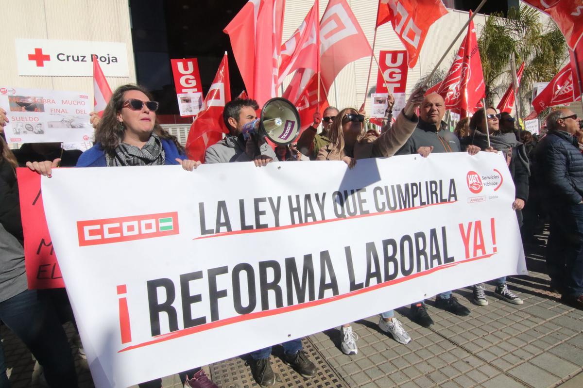 CCOO y UGT han convocado una concentración ante la sede de Cruz Roja en Córdoba en protesta por las condiciones laborales de la plantilla y para reclamar salarios dignos y ajustados a lo que marca la ley. Un portavoz del Comité de Empresa atenderá a los medios de comunicación