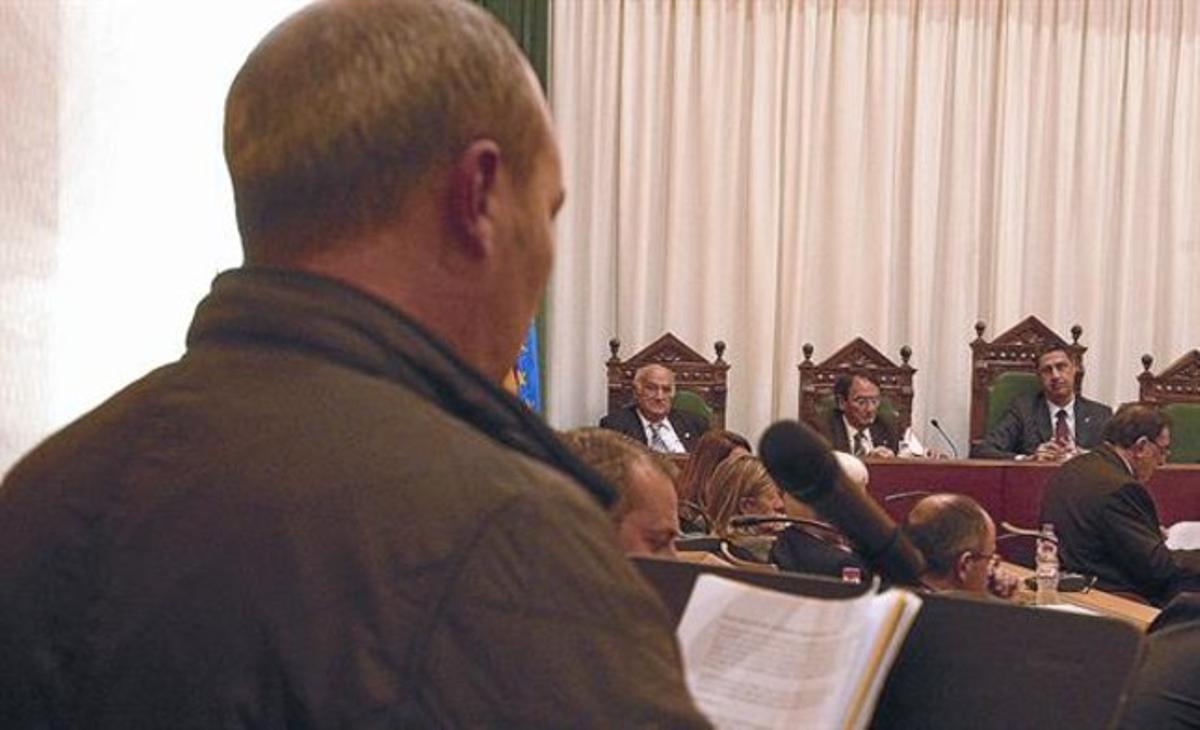 L’empresari pren la paraula al ple, amb l’alcalde García Albiol al fons, ahir. L’empresari pren la paraula al ple, amb l’alcalde García Albiol al fons, ahir.
