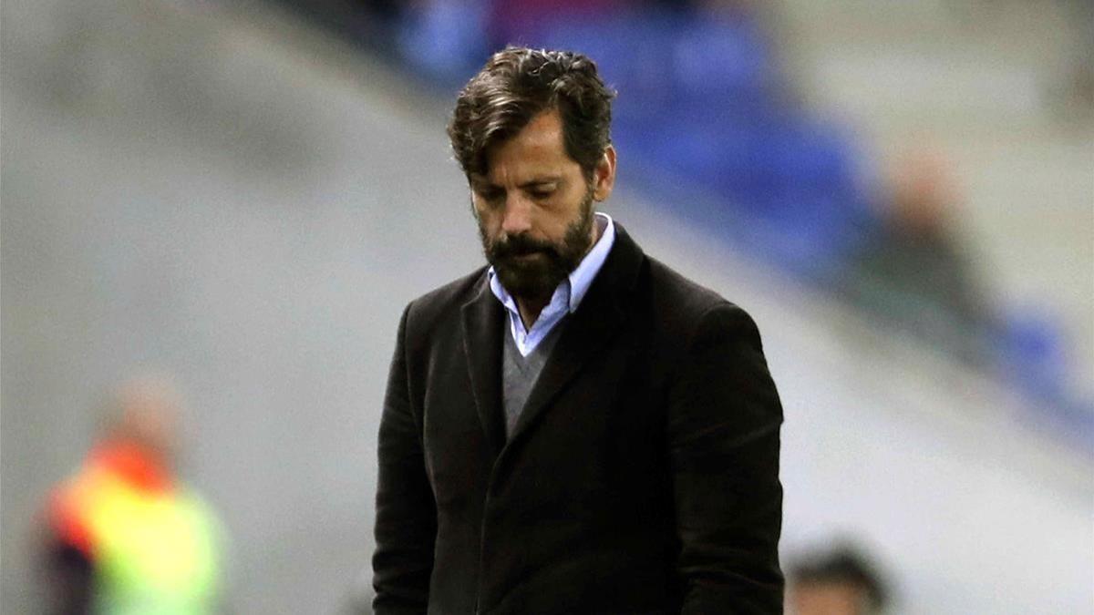 Quique Sánchez Flores, pensativo ante el Villarreal.