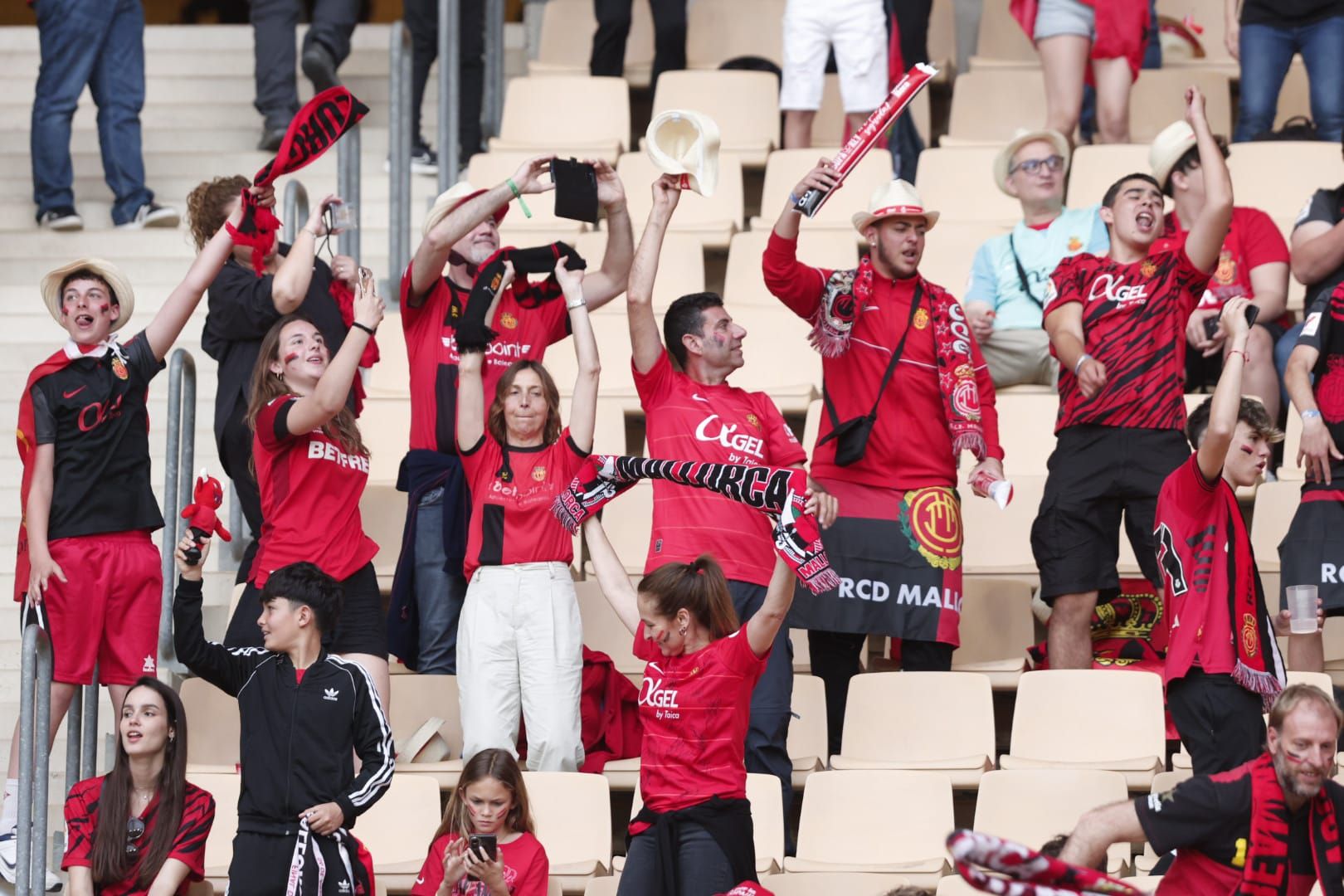 Los aficionados del Mallorca llenan La Cartuja