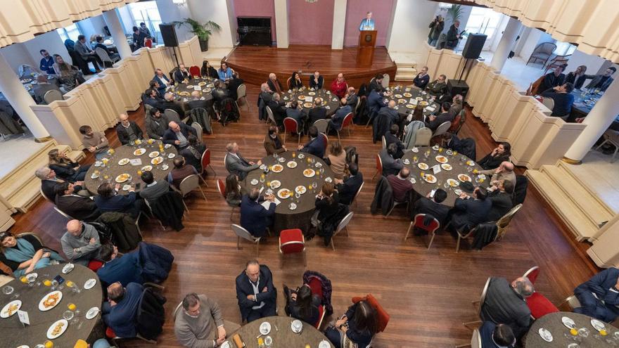 Desayuno organizado por Rafa Domínguez con alrededor de un centenar de empresarios pontevedreses. |   // FDV