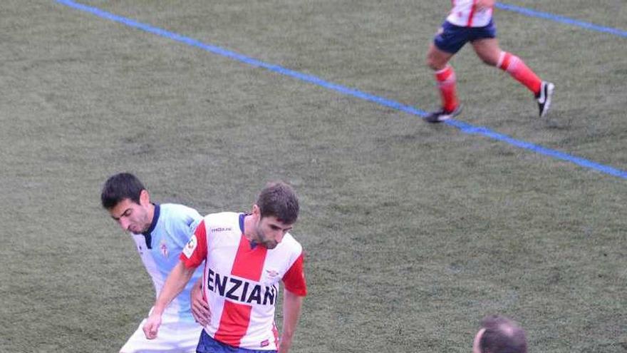 Mauro golpea el balón entre dos jugadores del Compostela. // G.N.