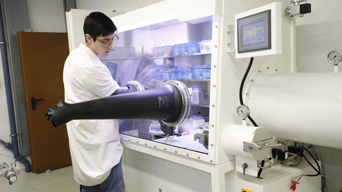 Un joven trabajando en el Ciqus, uno de los centros de la red de excelencia