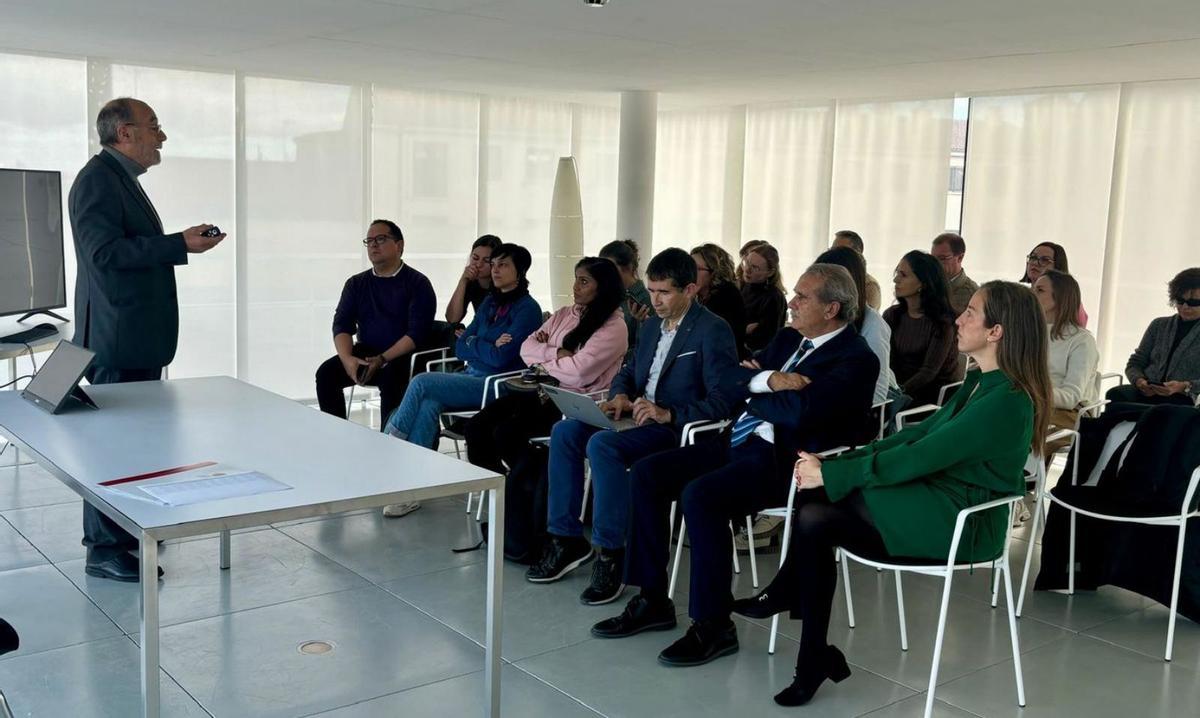 El consejero Francisco Ramos interviene durante el encuentro celebrado ayer en el Consejo Consultivo.  | C. C.