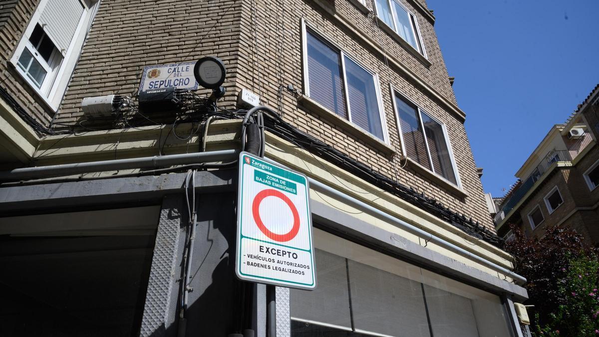 Un cartel de la Zona de Bajas Emisiones en Zaragoza.