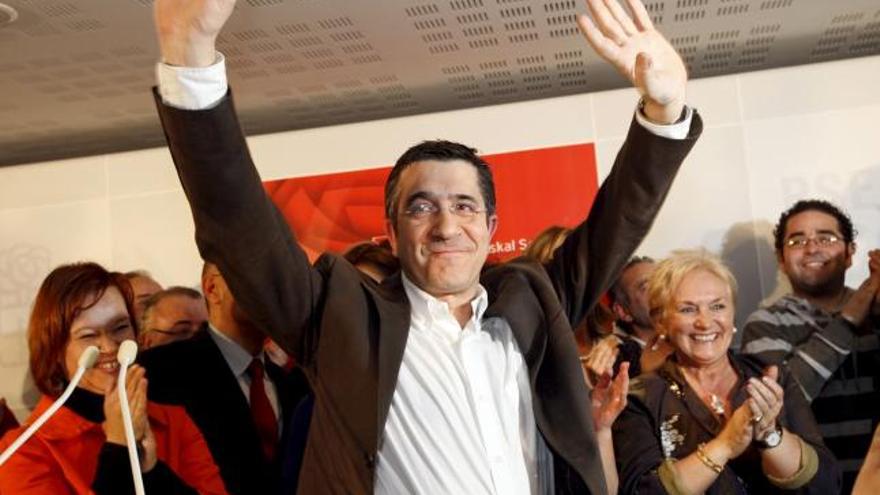 El candidato socialista a lehendakari, Patxi López, durante su comparecencia ante los medios tras concer el escrutinio de las elecciones autonómicas en el Pais Vasco.