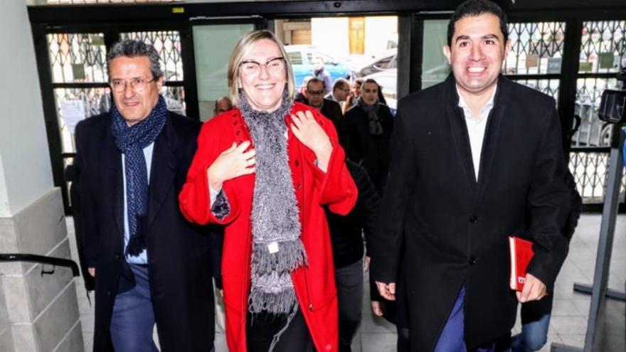 La consellera hace su entrada junto al alcalde de Alcoy a la Sala Àgora para presentar la iniciativa