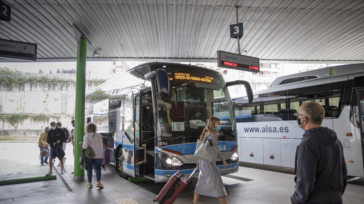 Autobuses y clientes de Alsa en la estación de Oviedo