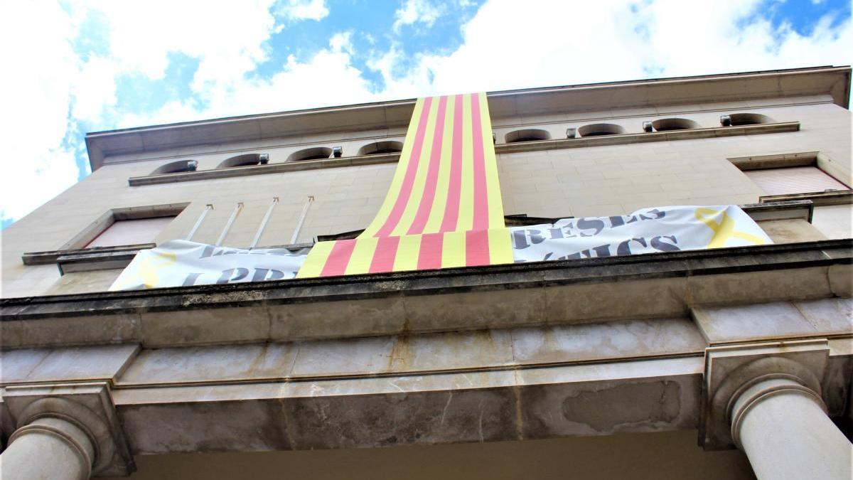 La senyera llueix a l&#039;Ajuntament de Figueres.