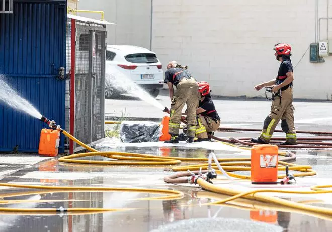 Los bomberos sofocan un incendio en una nave del polígono Pla de la Vallonga