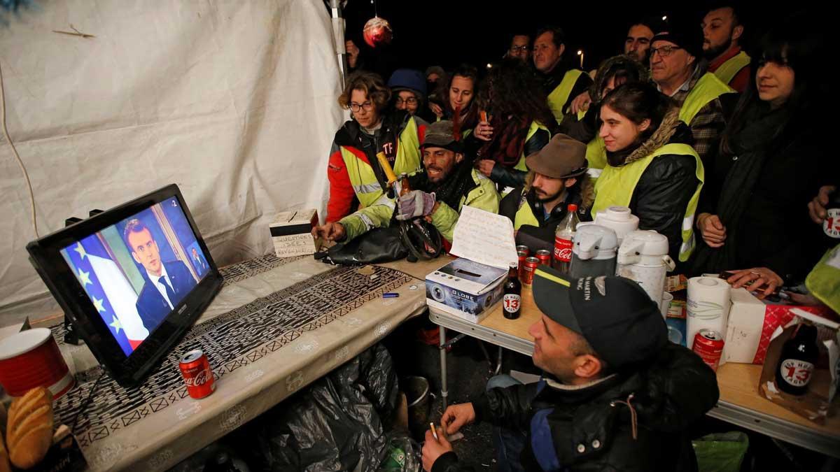 Macron anuncia una subida de 100 euros del salario mínimo para aplacar las protestas de los 'chalecos amarillos'