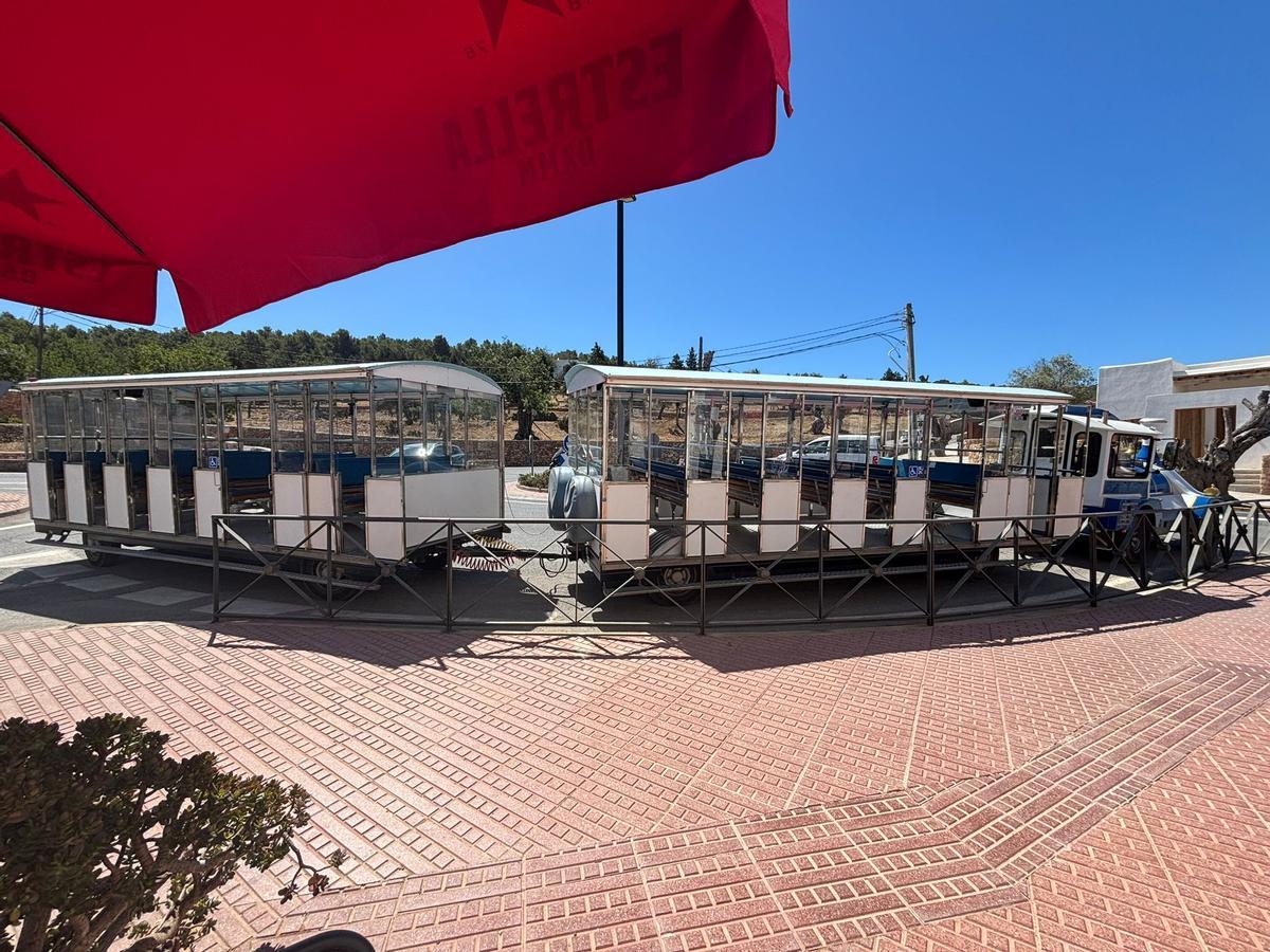 El tren de 'city tour' para turistas aparca en medio de la rotonda por la falta de aparcamiento en la zona
