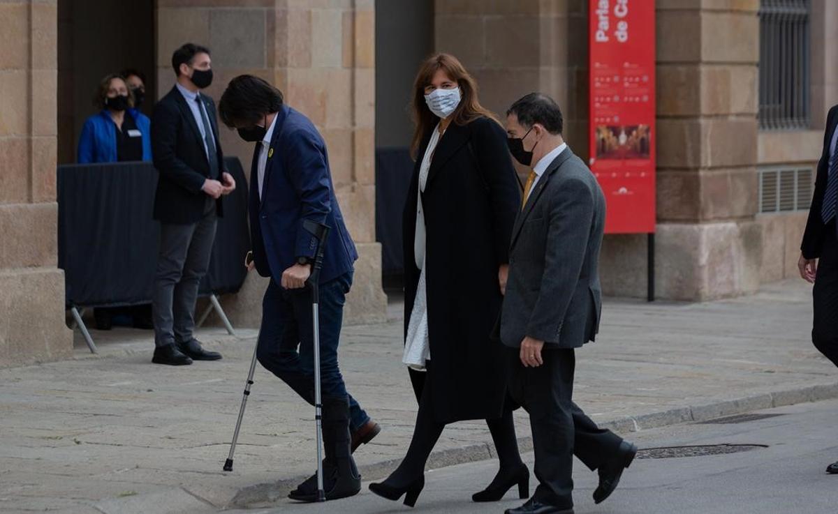 Laura Borràs llega al Parlament.