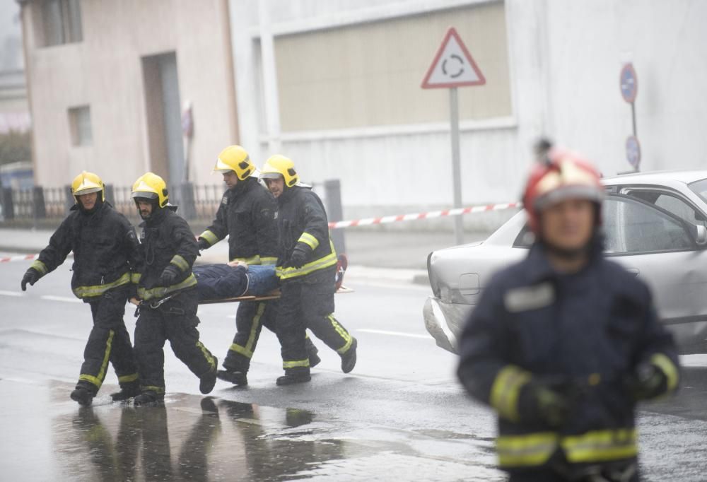 Bomberos y personal de los equipos de emergencias ensayan cómo intervenir en caso de accidente con mercancías peligrosas