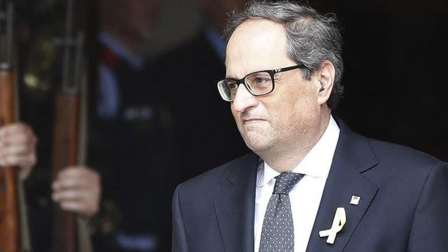 Quim Torra sortint del Parlament